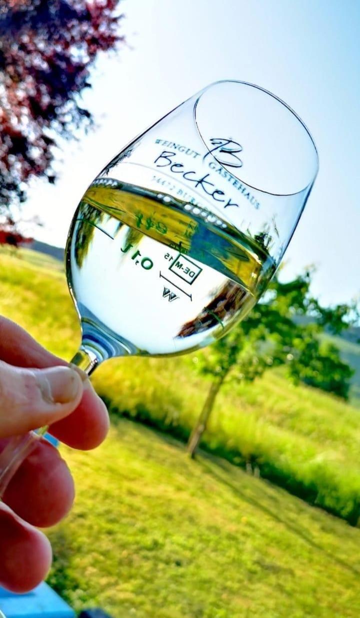 Ferienweingut & Gutsrestaurant Becker Apartment Burgen  ภายนอก รูปภาพ